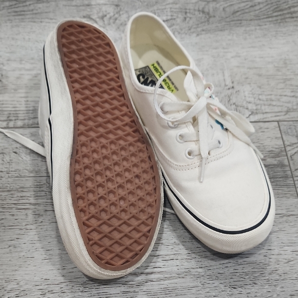 Vans White Flats with Floral Design - Picture 4 of 10